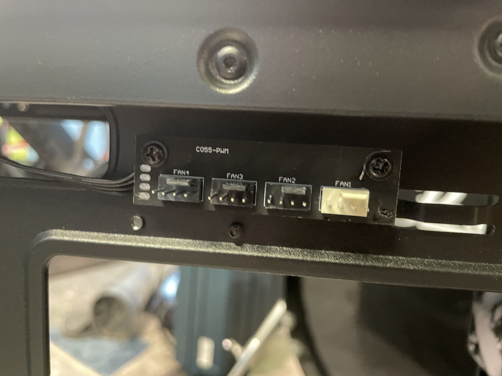 Fan Hub được trang bị sẵn trên case DeepCool CL500
