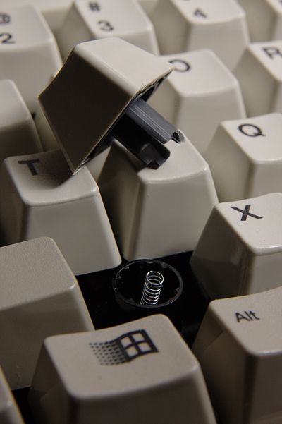 Bàn phím cơ IBM sử dụng công tắc lò xo oàn (buckling spring)