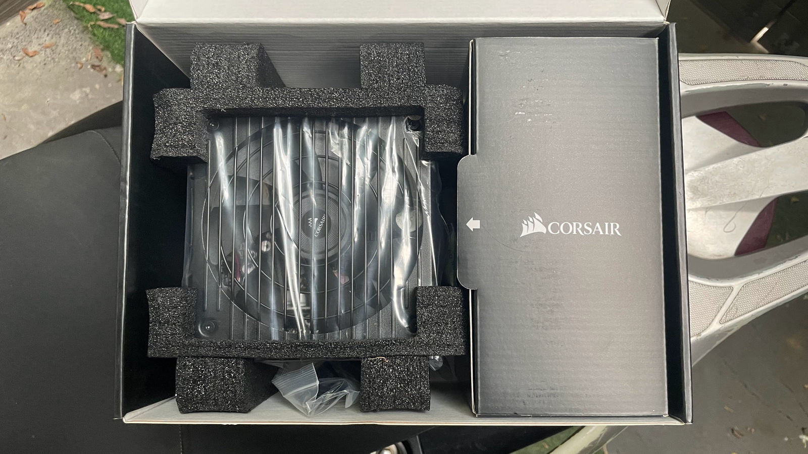 Bên trong gồm có bộ nguồn chính cùng 1 hộp đựng dây cáp điện tháo rời