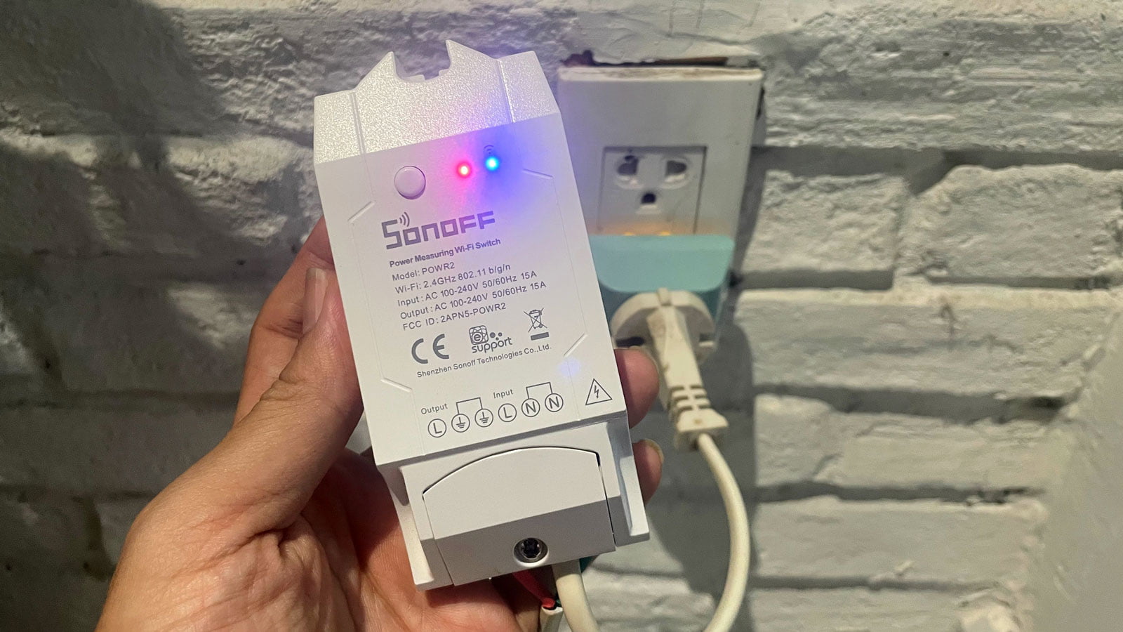 Cắm vào ổ điện