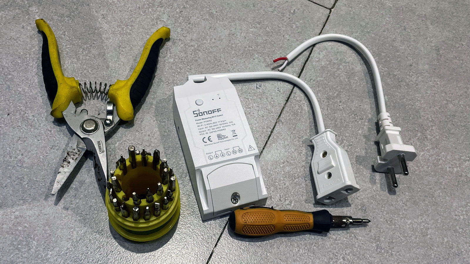 Đồ nghề cần thiết: 1 tua vít, 1 đầu cắm đực, 1 đầu cắm cái